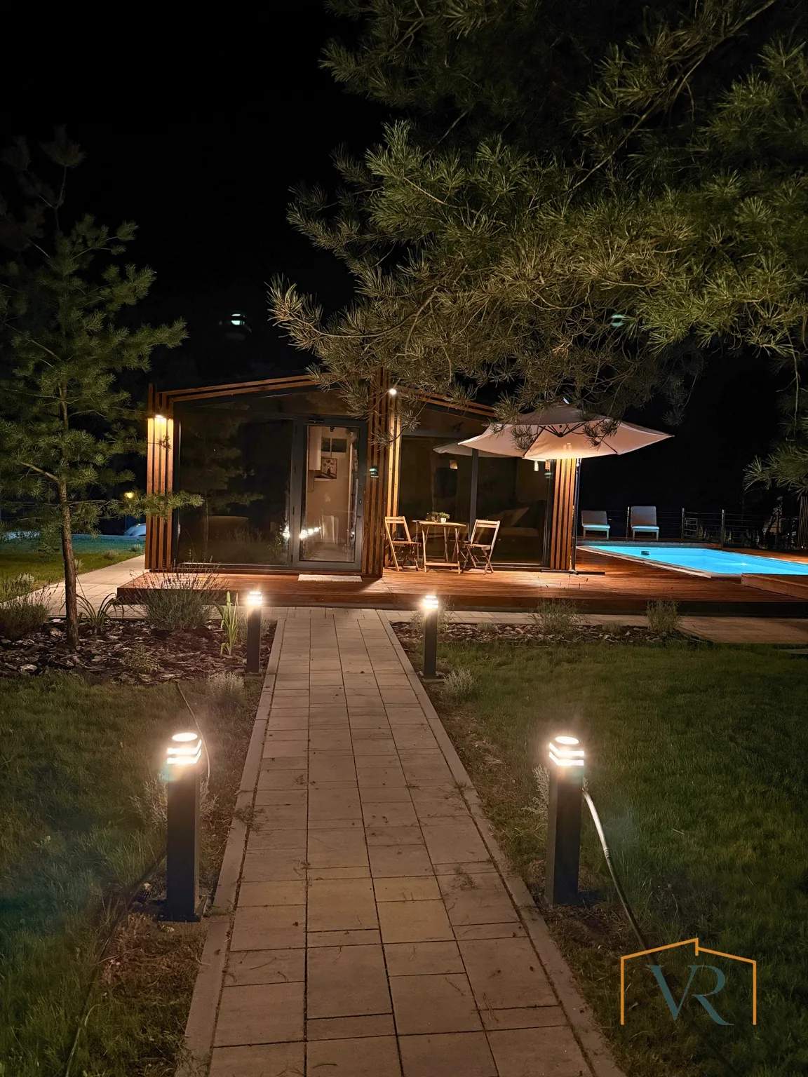 Villa Ruj noću